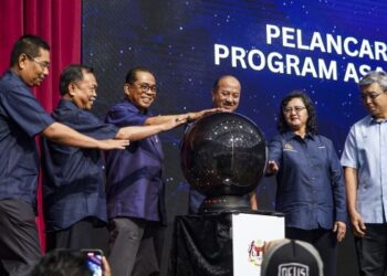 MOHAMAD Khaled Nordin (tengah) melakukan gimik pelancaran Program Asasi TVET sempena majlis penutupan Jom Masuk U di Dewan Tunku Canselor Universiti Malaya, Kuala Lumpur, hari ini. - UTUSAN/MUHAMAD IQBAL ROSLI