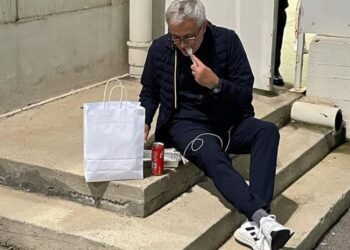 JOSE Mourinho mencuri tumpuan apabila sengaja menikmati makanan di atas lantai di Arena Sardegna ketika Roma menentang Cagliari dalam saingan Serie A kelmarin.