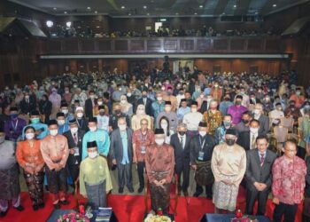 ISMAIL Sabri Yaakob (tengah), Pengerusi Lembaga Pengelola Dewan Bahasa dan Pustaka, Prof. Datuk Seri Dr. Awang Sariyan (kiri) dan Ketua Setiausaha kementerian Pendidikan, Datuk Yusran Shah Mohd. Yusof (tiga dari kanan) bergambar bersama tetamu dan peserta sempena Majlis Perasmian Simposium Pengantarabangsaan Bahasa Melayu di Wisma Dewan Bahasa dan Pustaka, Kuala Lumpur. - UTUSAN/MUHAMAD IQBAL ROSLI