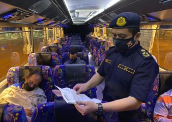 AEDY FADLY Ramli melakukan pemeriksaan  dalam operasi di ttol Sungai Dua, Butterworth, Pulau Pinang, malam tadi.