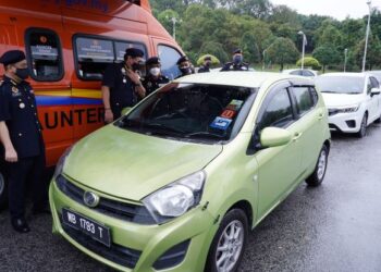 Ketua Pengarah Jabatan Pengangkutan Jalan, Datuk Zailani Hashim (dua dari kiri) melihat pengguna menggunakan  kaunter pandu lalu di tempat letak kereta di belakang Istana Kehakiman, Putrajaya semalam. – utusan/FAUZI BAHARUDIN