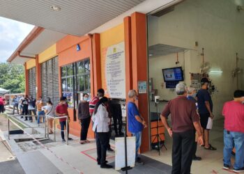 ORANG ramai beratur panjang di pekarangan pejabat JPJ Batu Uban, Georgetown, Pulau Pinang untuk menyelesaikan urusan secara bersemuka di kaunter selepas kebenaran 'walk in' di agensi itu bermula hari ini.