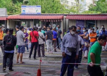 ORANG ramai beratur untuk berurusan di kaunter JPJ Wilayah Persekutuan, Kuala Lumpur baru-baru ini. - UTUSAN/AMIR KHALID