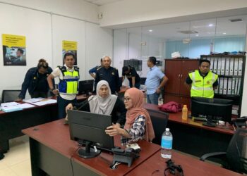 SEBUAH syarikat mengendalikan aplikasi MAXIM diserbu JPJ kerana beroperasi tanpa permit EVP sah di Kuantan, Pahang. - GAMBAR IHSAN JPJ
