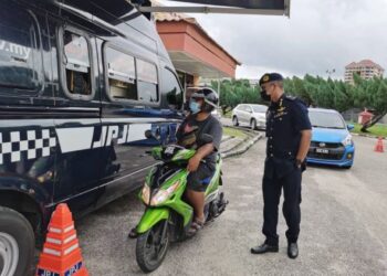 HANIF Yusabara Yusof meninjau operasi kaunter pandu lalu JPJ di Panji, Kota Bharu, Kelantan, hari ini. - FOTO/ROSALWANI CHE SOH