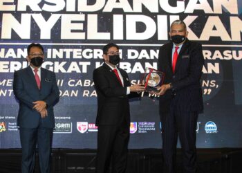 Ketua Pengarah JPA, Datuk Seri Mohd Shafiq Abdullah (tengah) menyampaikan cenderamata kepada Ketua Pengarah GIACC JPM, Datuk Seri Mohd Sallehuddin Hassan (kanan)  pada Persidangan Penyelidikan Governans, Intergriti dan Anti-Rasuah Peringkat Kebangsaan Kali Pertama di Sepang, baru-baru ini. Turut hadir, Timbalan Ketua Setiausaha Kanan JPM, Datuk Seri Jamil Rakon (kiri). – utusan/FAISOL MUSTAFA