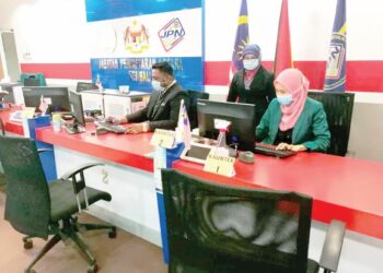 JABATAN Pendaftaran Negara (JPN) dan Kementerian Dalam Negeri (KDN) bukan sahaja meletakkan syarat yang ketat untuk menjadi warganegara Malaysia, malah tidak memberi jaminan permohonan akan diluluskan walaupun pemohon telah memenuhi semua syarat yang ditetapkan. – UTUSAN/NOR AINNA HAMZAH