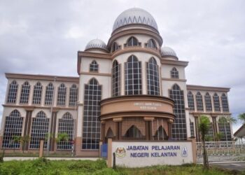 STAF Jabatan Pendidikan Negeri Kelantan (JPN) di Kota Bharu didakwa menyusahkan bayaran levi bagi
pelajar bukan wargenegara.