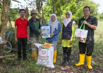 AKMA Ngah Hamid (tengah) menyantuni antara penternak yang terjejas teruk akibat Monsun Timur Laut di Bachok, Kelantan. - FOTO IHSAN JPV