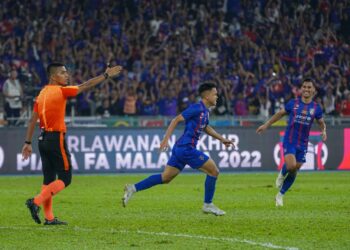 ARIF Aiman Hanapi (tengah) meraikan  jaringannya  untuk membolehkan JDT mengatasi Terengganu FC 1-0 pada babak pertama Piala FA di Bukit Jalil malam ini. - UTUSAN/FARIZ RUSADIO