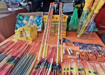 SEBAHAGIAN daripada mercun dan bunga api yang dijual di bazar Ramadan dan pasar malam di Terengganu.  - UTUSAN/TENGKU DANISH BAHRI TENGKU YUSOFF