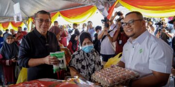 SALAHUDDIN Ayub (dua kiri) bersama Menteri Besar Selangor, Datuk Seri Amirudin Shari (kanan) beramah mesra bersama pengunjung yang membeli barangan di Tapak Jualan Mega Ehsan Rahmah (JER) selepas majlis pelancaran di Dewan Serbaguna Majlis Perbandaran Ampang Jaya (MPAJ) di sini, hari ini.-UTUSAN/FARIZ RUSADIO