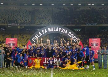 PEMAIN JDT meraikan kejayaan muncul juara Piala FA selepas menumpaskan Terengganu FC dalam perlawanan akhir di Stadium Nasional Bukit Jalil malam ini. - UTUSAN/SHIDDIQIEN ZON