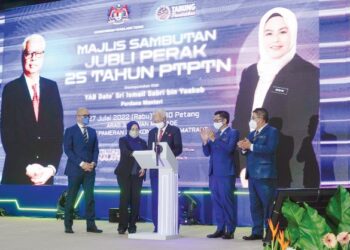 SAMBUTAN jubli perak PTPTN disambut penuh meriah pada 27 Julai lalu dengan kehadiran Perdana Menteri, Datuk Seri Ismail Sabri Yaakob (tengah). – UTUSAN/AMIR KHALID