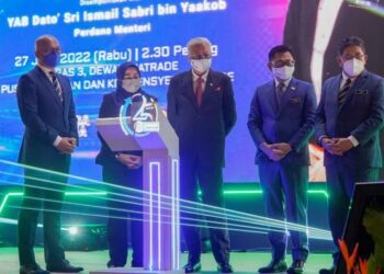 ISMAIL Sabri Yaakob (tengah) diiringi Noraini Ahmad (dua dari kiri) dan Apli Yusoff (kiri) merasmikan Majlis Sambutan Jubli Perak 25 Tahun Perbadanan Tabung Pendidikan Tinggi Nasional (PTPTN) di Pusat  Pameran dan Konvensyen Matrade, Kuala Lumpur.  – UTUSAN/AMIR KHALID