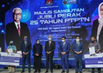 ISMAIL Sabri Yaakob (tengah) bergambar bersama wakil penerima Penghargaan Sekolah Perintis Kelab Simpanan Pendidikan diiringi oleh Pengerusi PTPTN, Apli Yusoff (tiga dari kiri) dan Menteri Pengajian Tinggi, Datuk Seri Dr Noraini Ahmad (empat dari kiri) pada Majlis Sambutan Jubli Perak 25 Tahun PTPTN di Pusat Pameran dan Konvensyen MATRADE, Kuala Lumpur, hari ini. - FOTO/AMIR KHALID