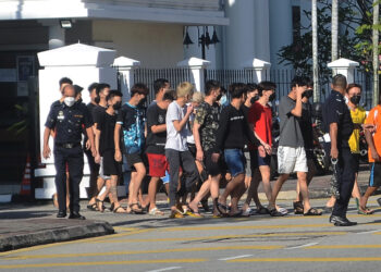SERAMAI 23 individu mengaku tidak bersalah di Mahkamah Majistret, Georgetown, Pulau Pinang  atas dakwaan mempromosikan judi dalam talian.  - UTUSAN/IQBAL HAMDAN