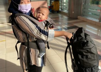 NURUL Huda Jaafar membawa Mohammad Hamzah Mohamed Sarbini yang berusia lima bulan bertemu dengan Mohamed Sarbini Mohamed Salleh di Singapura.- FB NURUL HUDA JAAFAR