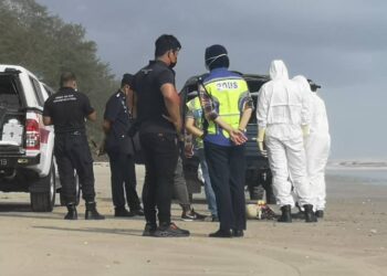 PENDUDUK gempar dengan penemuan mayat wanita separuh bogel di Pantai Aur Kechil, Bachok   pagi ini. - UTUSAN/TOREK SULONG