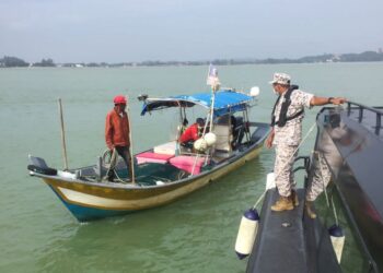 ANGGOTA Maritim Malaysia dengan kerjasama AADK melakukan pemeriksaan rawak terhadap jurumudi dan awak-awak dalam operasi bersepadu di perairan Mersing, Johor.