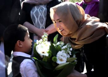 JACINDA Ardern menerima jambangan bunga daripada seorang budak lelaki semasa beliau tiba di Masjid Al-Noor, Christchurch.
– AFP