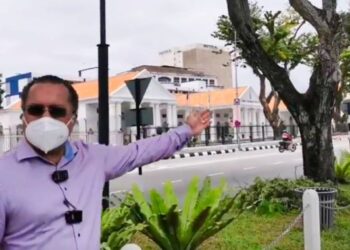 JAGDEEP Singh Deo menunjukkan bangunan DUN Pulau Pinang yang juga merupakan bangunan warisan yang telah siap kerja-kerja pemulihannya ketika ini dalam sidang akhbar di Georgetown, hari ini.