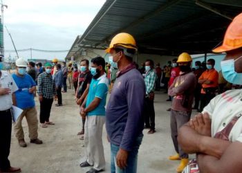 EXCO Pulau Pinang, Jagdeep Singh Deo bercakap di hadapan pekerja asing di tapak pembinaan Queens Waterfront, Bayan Lepas yang menjalani ujian saringan Covid-19, semalam. – MINGGUAN/SAFINA RAMLI