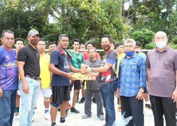 JALALUDDIN Alias (depan, tiga dari kanan) menyampaikan sumbangan peralatan sukan sepak takraw selepas menyempurnakan program Singgah Santai Bersama Anak Muda, Pertandingan Sepak Takraw Kampung Kampai/Kuala Pah dekat Kuala Klawang, Jelebu, Negeri Sembilan hari ini. - FOTO/BADRUL HAFIZAN MAT ISA