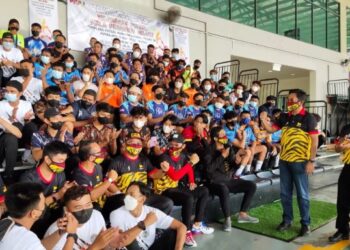 JALALUDDIN Alias (dua dari kanan) beramah mesra dengan sebahagian pemain selepas merasmikan kejohanan futsal anjuran PKPJ di Putrajaya hari ini. – FOTO/AMREE AHMAD