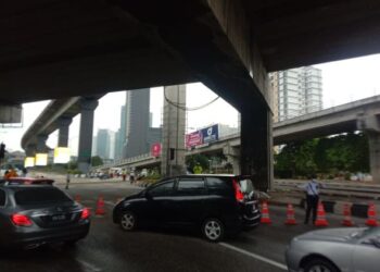 Jalan menghala ke stesen Transit Aliran Ringan (LRT) Bangsar ditutup bermula di hadapan Dataran Maybank dekat sini, setakat pukul 8.30 pagi hari ini.