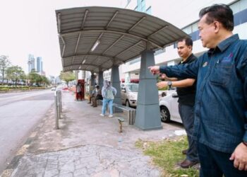 ALEXANDER Nanta Linggi (kanan) meluahkan kekecewaan dengan kualiti jalan yang terdapat di bandar raya Johor Bahru ketika melakukan lawatan pada 9 Mei lalu.