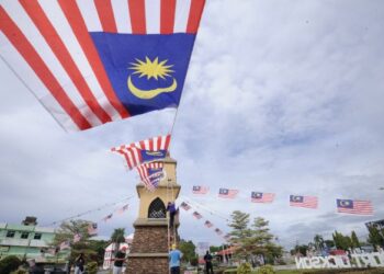 PETUGAS-PETUGAS Majlis Perbandaran Port Dickson giat memasang Jalur Gemilang di sekitar pekan Port Dickson hari ini sempena sambutan Hari Kemerdekaan Ke-64. - FOTO/MOHD. SHAHJEHAN MAAMIN