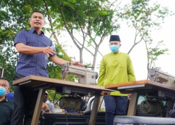 JAMAL Md. Yunos membawa mesin jahit dalam pertemuan dengan peniaga-peniaga di Bandar Baru Sungai Buloh, semalam yang terjejas ekoran operasi bersepadu MBSA, baru-baru ini. – UTUSAN/FARIZ RUSADIO
