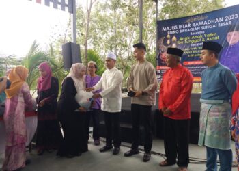 JAMAL Md. Yunos (empat dari kanan) menyerahkan sumbangan kepada ibu tunggal dan asnaf di Sekinchan, Sabak Bernam, Selangor. – UTUSAN/ISKANDAR SHAH MOHAMED