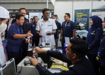 JANA Santhiran Muniayan pada majlis perasmian Hari Bertemu Pelanggan, Karnival Kerjaya dan Pelepasan Peserta Pertandingan 24 Hours Challange Langkawi International Maritime and Aerospace 2023 (LIMA 23) di KL Sentral, hari ini. - UTUSAN/SHIDDIEQIIN ZON