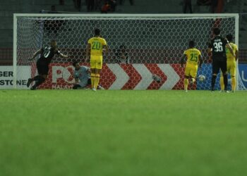 SEPAKAN penalti yang gagal disempurnakan oleh Gustavo Almeida Dos Santos pada aksi Piala Malaysia di Stadium Tuanku Abdul Rahman, Paroi, Seremban malam ini.-UTUSAN/MOHD SHAHJEHAN MAAMIN.