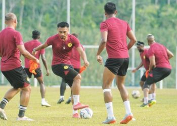 PEMAIN Negeri Sembilan ketika menjalani persiapan di Sendayan, Seremban semalam menjelang aksi Liga Super bertemu Sri Pahang  malam ini. – MINGGUAN/MOHD. SHAHJEHAN MAAMIN