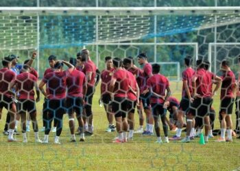 PEMAIN Negeri Sembilan ketika menjalani persiapan di Sendayan, Seremban semalam menjelang aksi Liga Super bertemu JDT malam ini. – MINGGUAN/MOHD. SHAHJEHAN MAAMIN