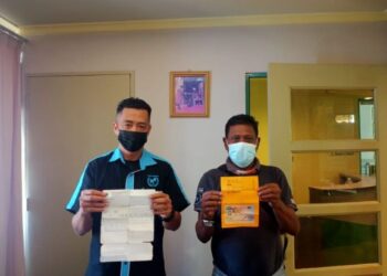 Jani Jinani (kanan) menunjukkan dokumen miliknya yang dikemukakan kepada KWSP sebelum ini.