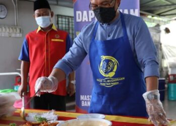 AHLI Jawatankuasa Masjid Al-Muqarrabin, Bandar Tasik Selatan, Kuala Lumpur menyediakan 200 kilogram menu hidangan ikan siakap tiga rasa untuk golongan asnaf. - FOTO JAWI