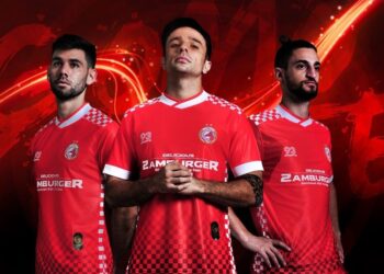 JERSI baharu Kelantan FC yang dilancarkan secara dalam talian kelmarin menarik perhatian penyokong Red Warriors.