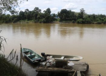 JETI Kampung Pulau Pasir Mandi, Kuala Krau digunakan murid untuk menyeberang Sungai Pahang 
ke SK Pulau Pasir Mandi di Kerdau, Pahang. – UTUSAN/SALEHUDIN MAT RASAD