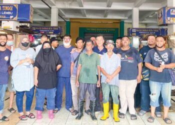 PENIAGA Pasar Awam Kota Tinggi melahirkan rasa kecewa apabila diarah berpindah ke lokasi baharu yang dianggap kurang strategik dan jauh dari pusat bandar.