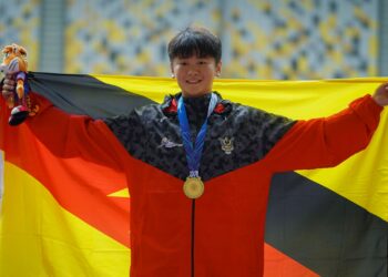 KUALA LUMPUR 17 SEPTEMBER 2022 - Atlet Sarawak, Ng Jing Xuan meraih pingat emas dalam acara Rejam Lembing Wanita pada Sukan Malaysia XX Majlis Sukan Negara (MSN) 2022 di MSN Bukit Jalil di sini, hari ini. GAMBAR: FARIZ RUSADIO / PEMBERITA: SUKAN UTUSAN / SUKAN KOSMO