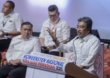 JOHARI Abdul Ghani berucap pada sesi 1 - Memperkasa Ekonomi Rakyat pada Konvensyen Nasional Kerajaan Perpaduan 2023 di Dewan Merdeka, Kuala Lumpur, hari ini. - UTUSAN/FARIZ RUSADIO