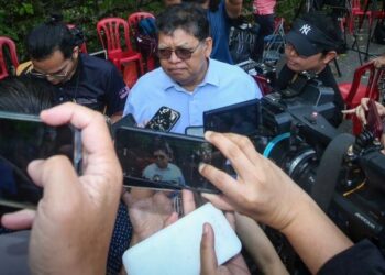 JOHARI ditemui pemberita di luar pejabat Anwar Ibrahim, di Jalan Gasing, di sini hari ini./UTUSAN/MUHAMAD IQBAL ROSLI