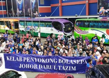 SEBAHAGIAN penyokong JDT yang bertolak ke Bukit Jalil pagi tadi untuk menonton final Piala Malaysia malam ini. - UTUSAN/RAJA JAAFAR ALI