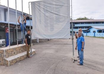PENDUDUK Kampung Tengah, Kluang menyiapkan layar besar untuk tayangan perlawanan akhir Piala FA antara pasukan JDT dan Terengganu FC malam ini.