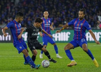 PEMAIN sayap Terengganu FC, Mohd. Faiz Nasir (tengah) dikepung pemain JDT dalam perlawanan akhir Piala FA di Stadium Nasional Bukit Jalil kelmarin. - UTUSAN/FARIZ RUSADIO