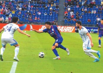 PENYERANG JDT, Fernando Forestieri (tengah) dikawal dua pertahanan Ulsan Hyundai  pada aksi Kumpulan I, Liga Juara-Juara Asia di Stadium Sultan Ibrahim, Iskandar Puteri kelmarin.– UTUSAN/RAJA JAAFAR ALI